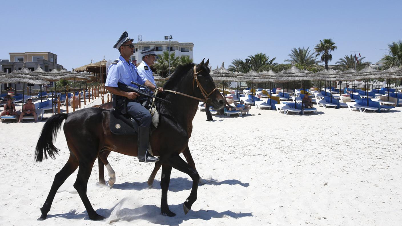 Agenti armati sulla spiaggia tunisina di Sousse