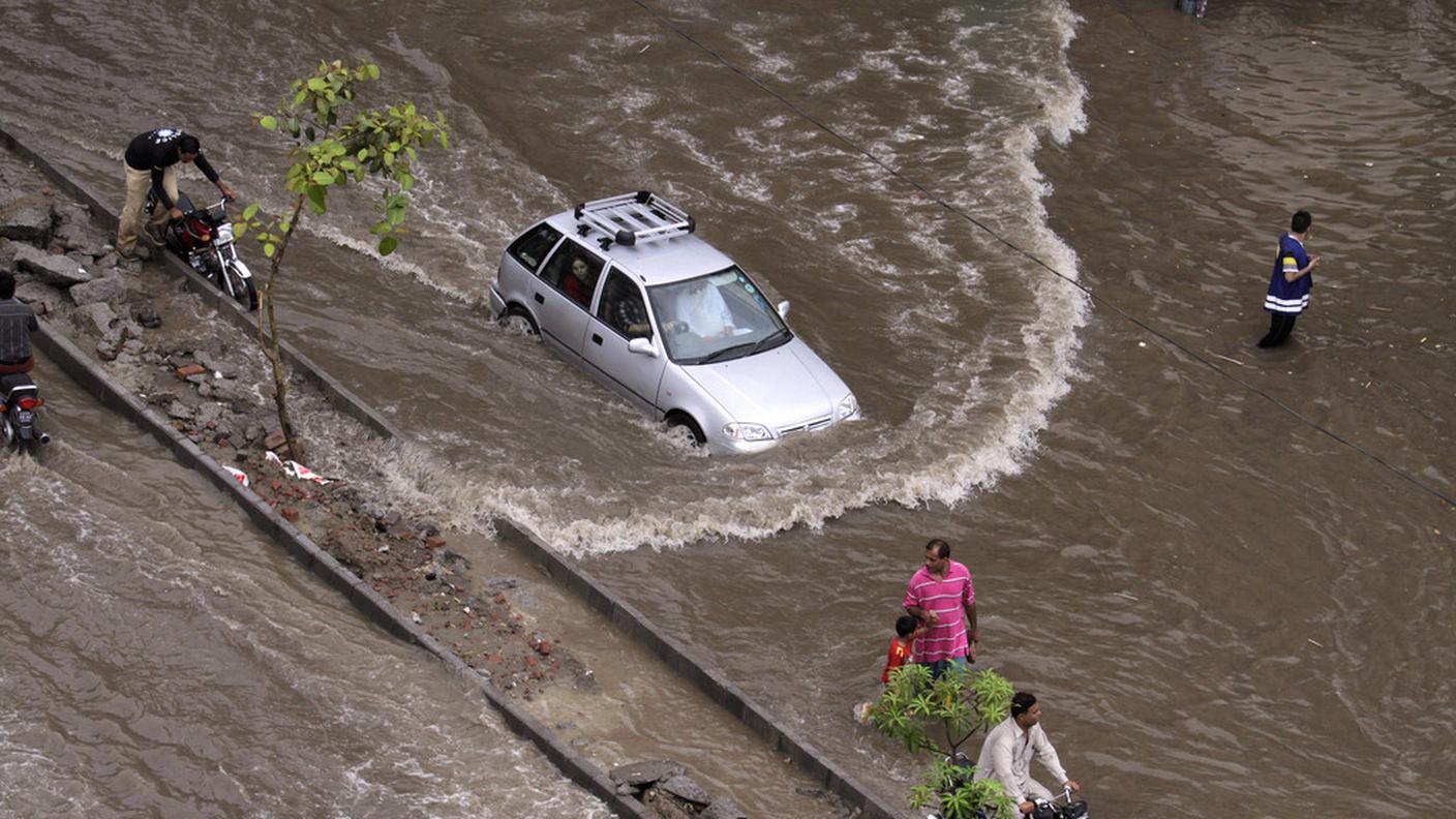 Strade allagate in Pakistan