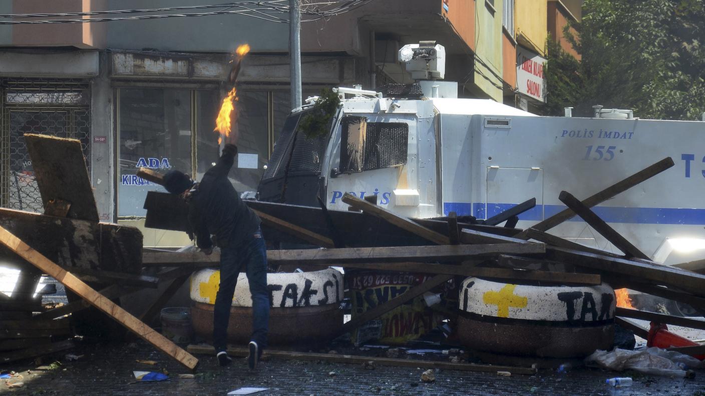 Molotov e barricate a Istanbul