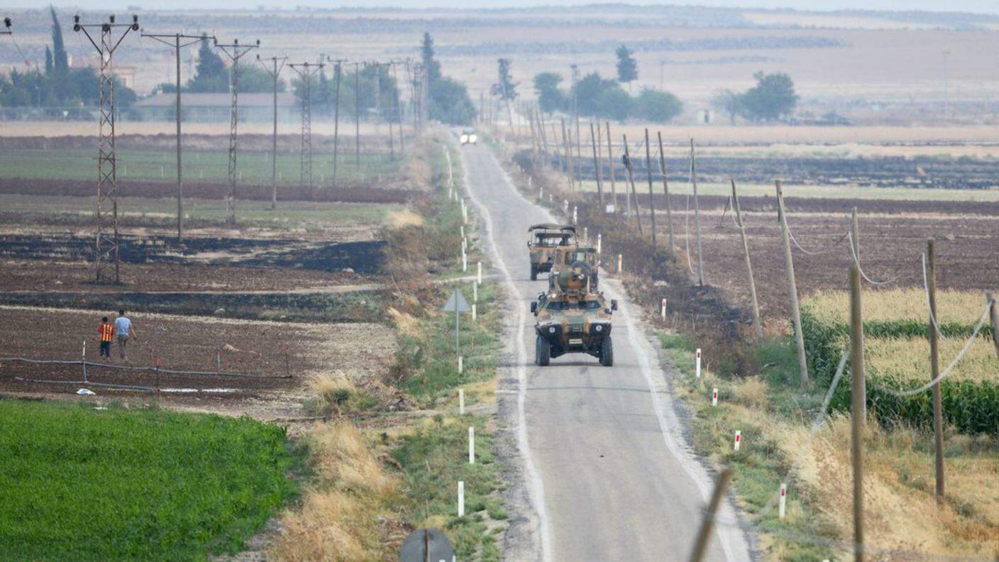 Blindati turchi nella zona di frontiera con la Siria