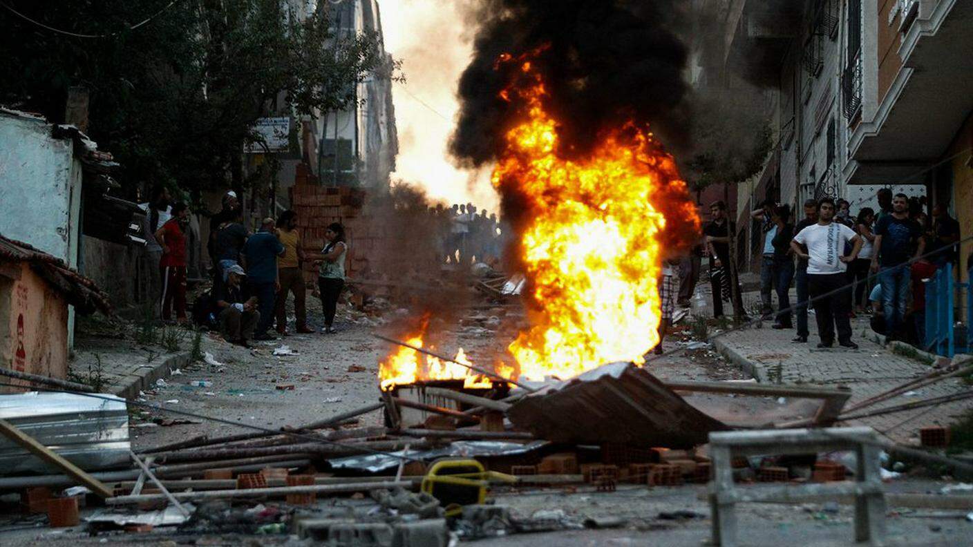 Le retate della polizia hanno dato origine a disordini nel quartiere di Gazi a Istanbul, bastione della sinistra radicale. Sono morti un attivista e un agente