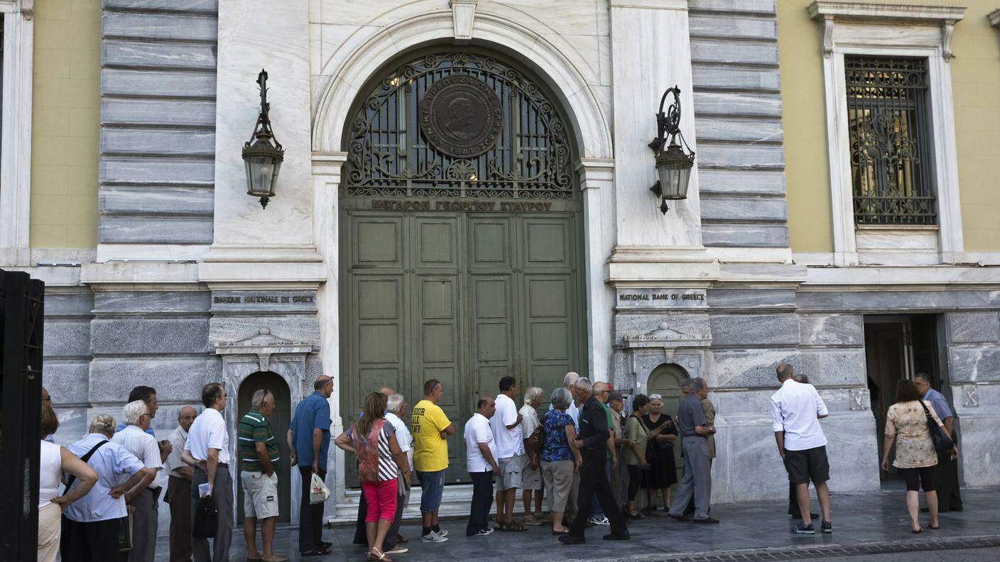 Gli ellenici in fila davanti alle banche ora possono prelevare più denaro