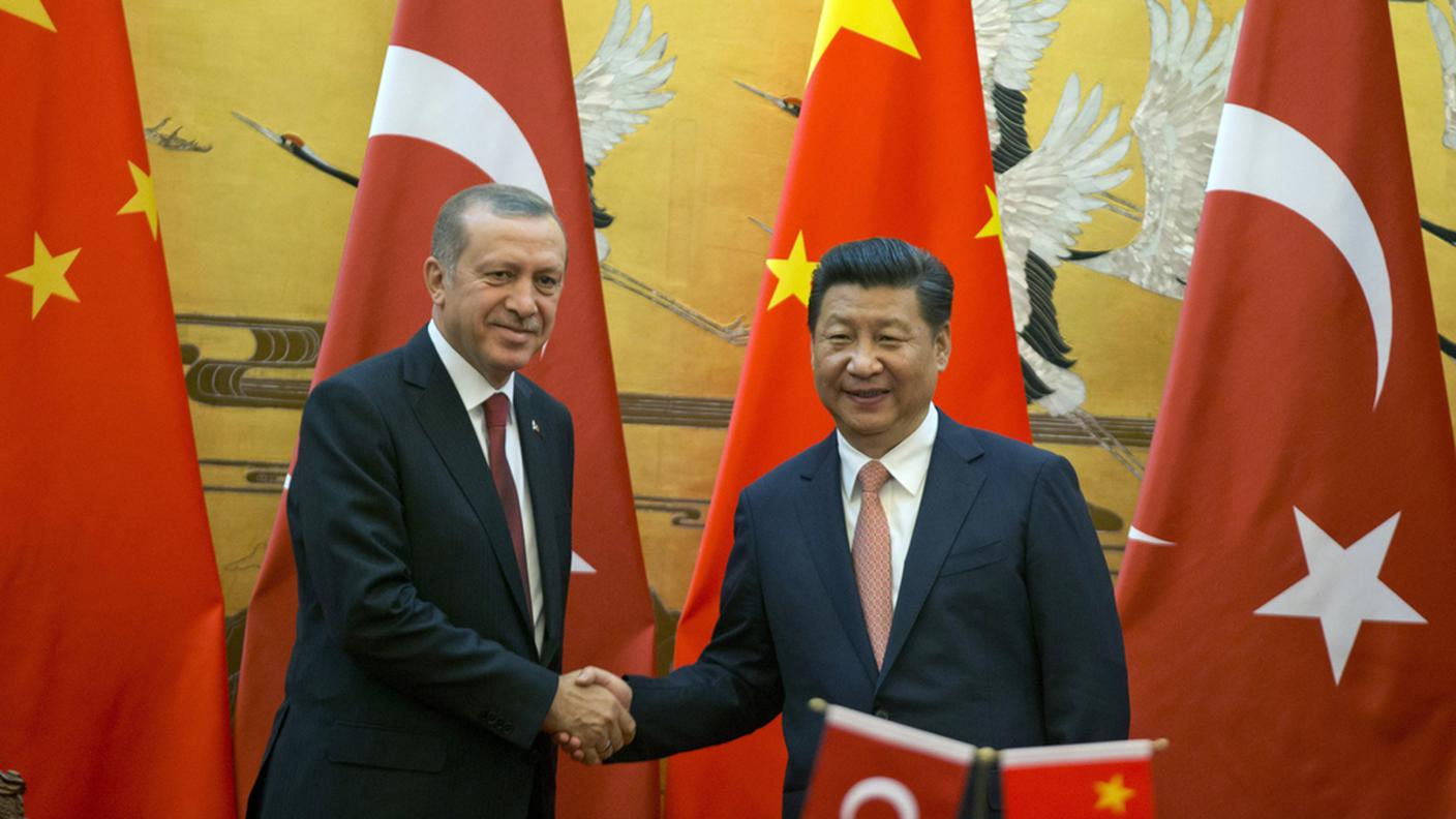 Stretta di mano tra Erdogan e Xi Jinping