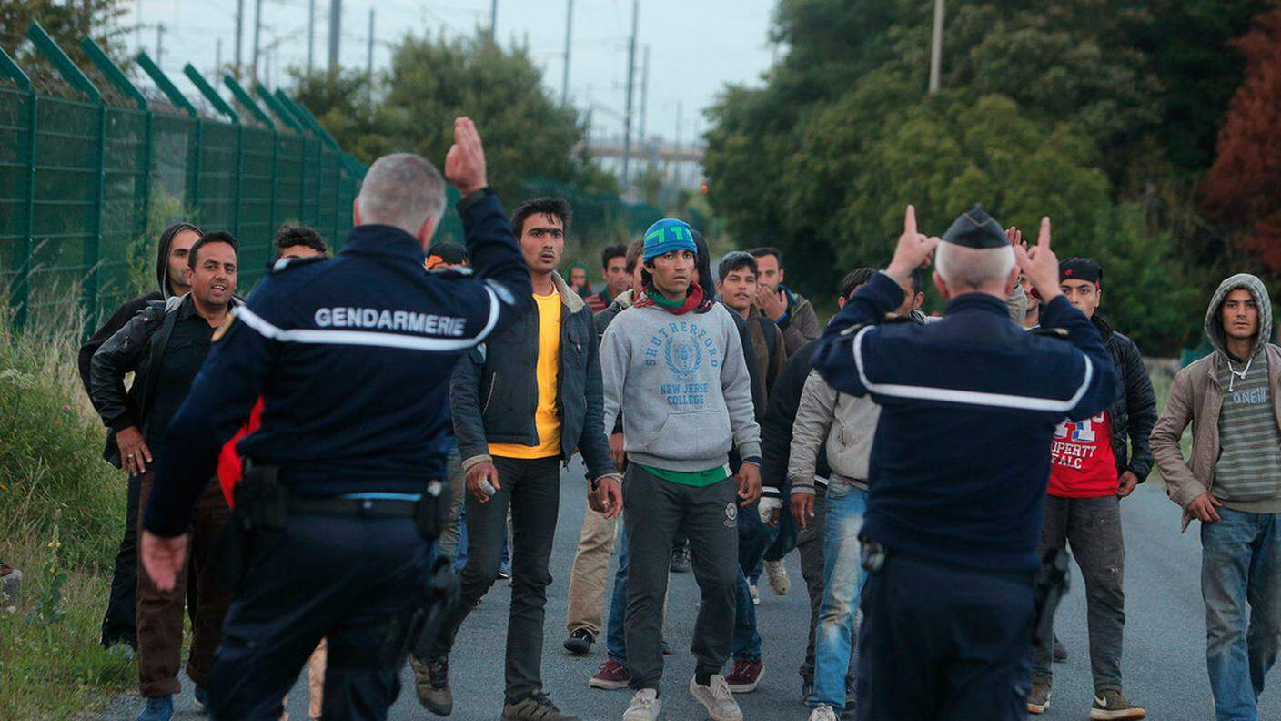 Decine di migranti vengono bloccati dalla polizia francese a Calais