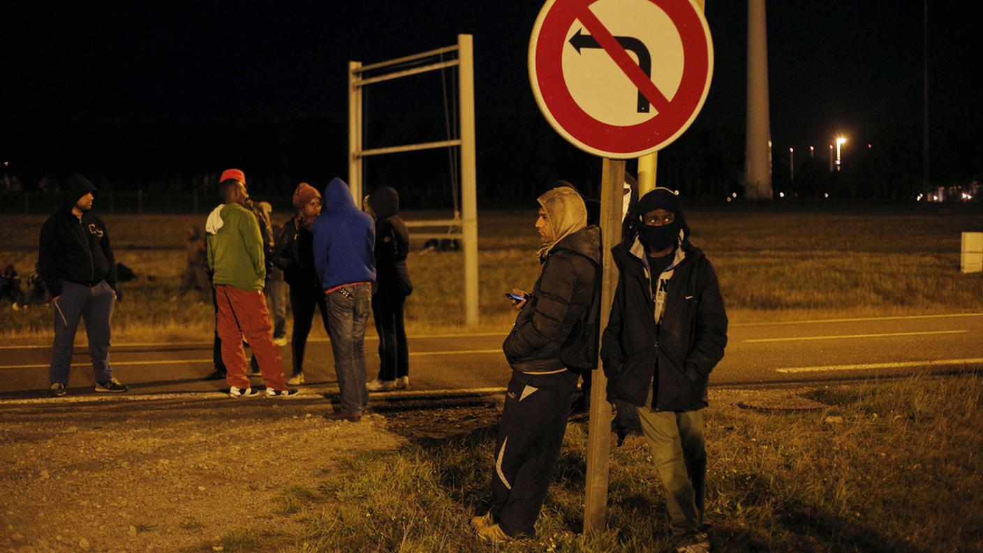 Migranti in attesa di tentare di raggiungere la Gran Bretagna