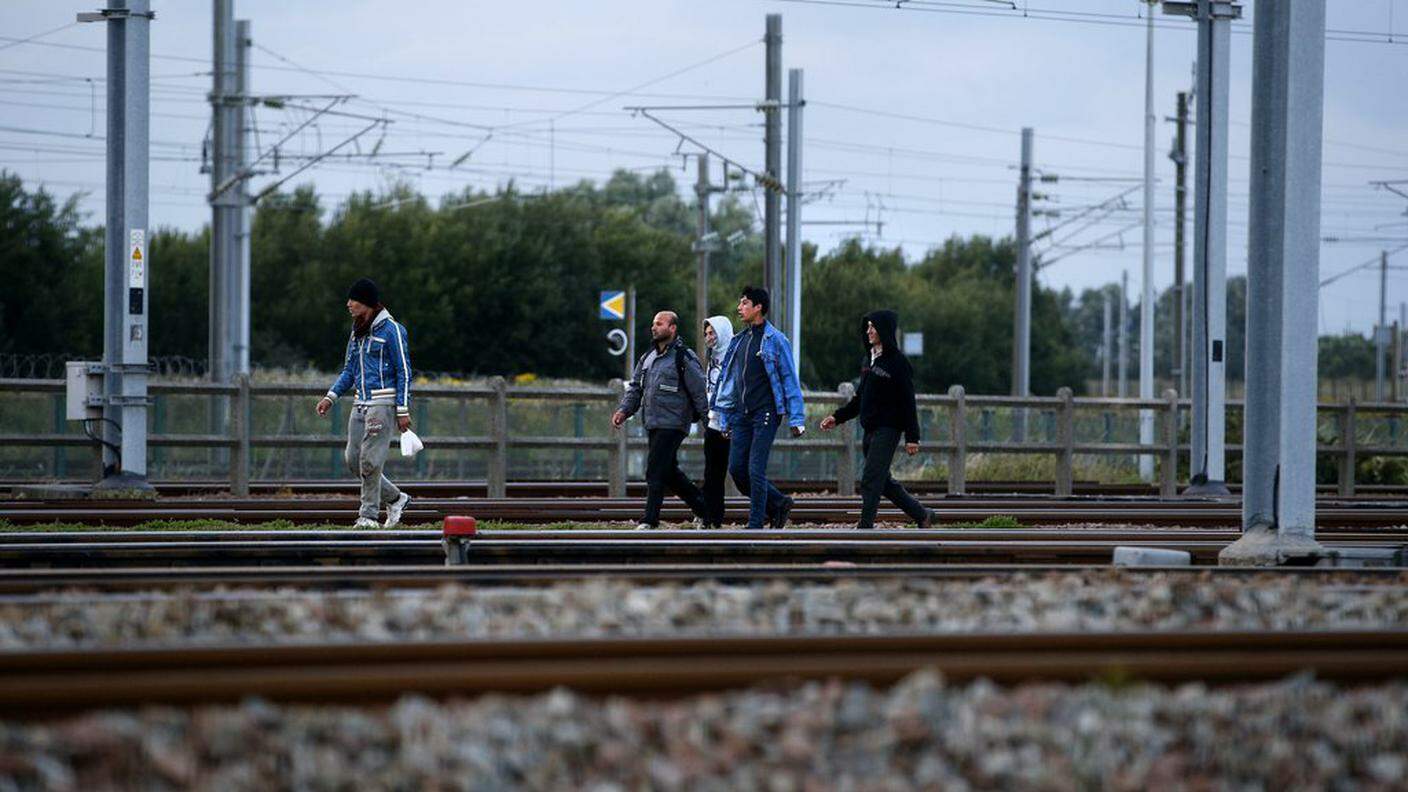 Migranti sulle rotaie a Calais