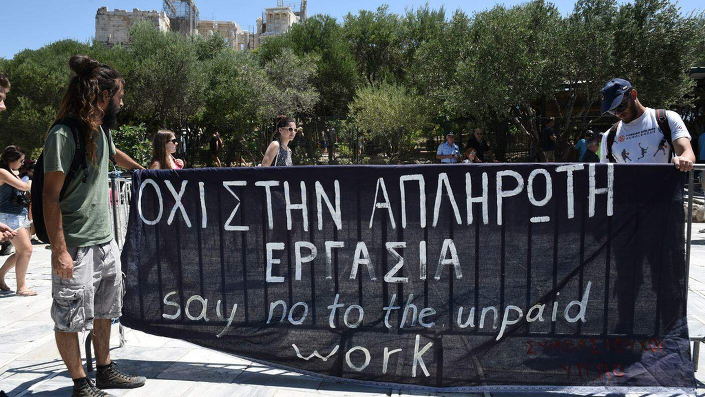 Anche molte categorie di impiegati del ministero della Cultura (nella foto davanti all'Acropoli) non ricevono lo stipendio da mesi