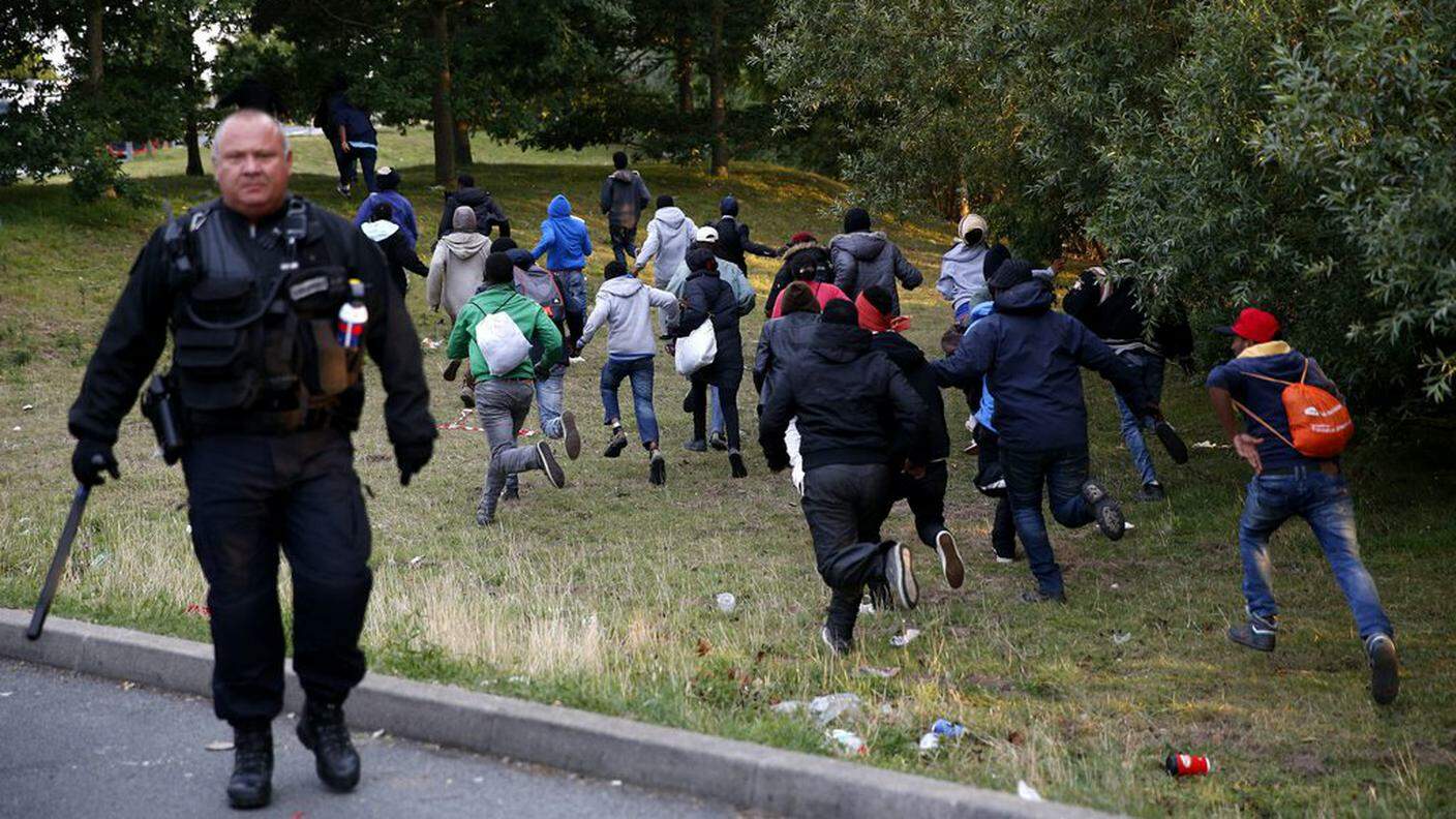 Migranti in fuga dalla polizia francese a Calais