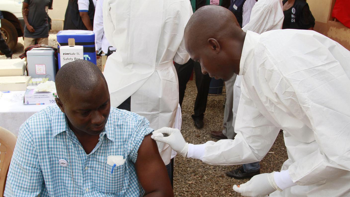 Un paziente si sottopone al test in Guinea