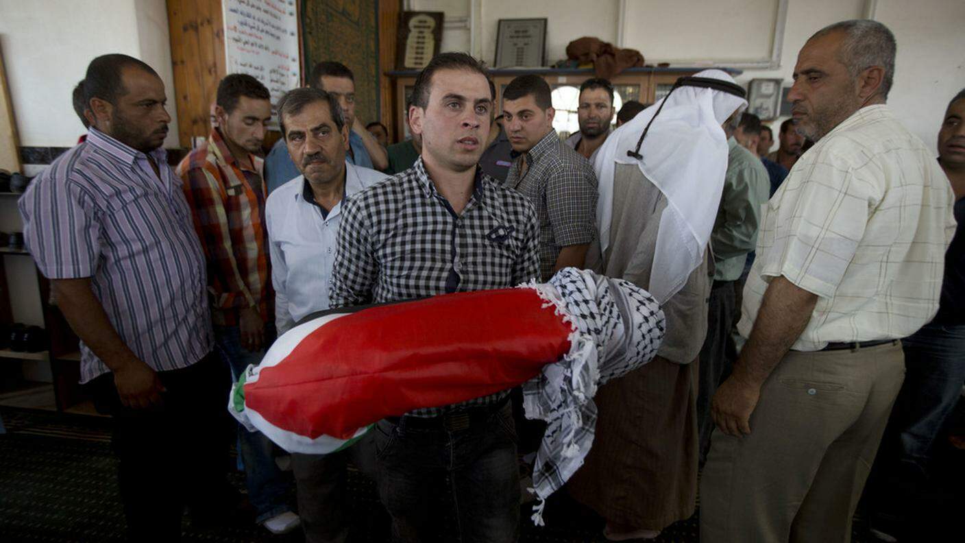 Le spoglie del bimbo avvolte nella bandiera palestinese