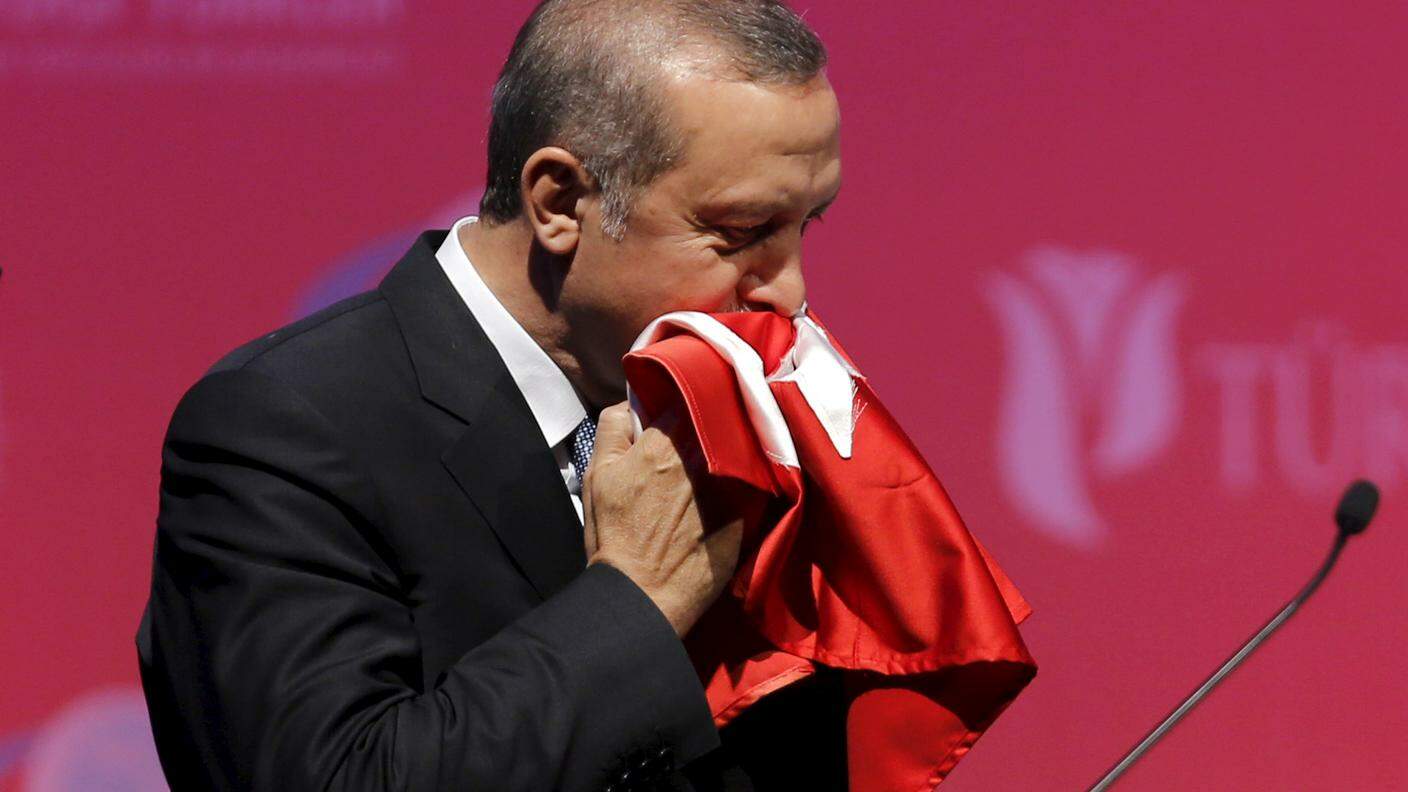 Erdogan bacia la bandiera