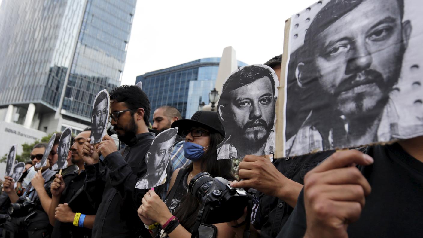 Città del Messico: giornalisti, fotografi e attivisti mostrano foto di Ruben Espinosa durante una protesta per il suo omicidio