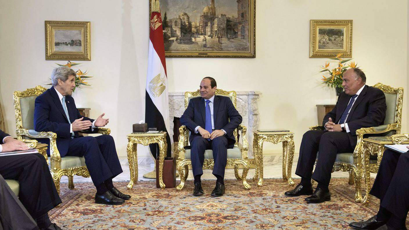 Il segretario di Stato americano John Kerry con il presidente egiziano Abdel Fattah al-Sisi e il ministro degli esteri Sameh Shoukri 