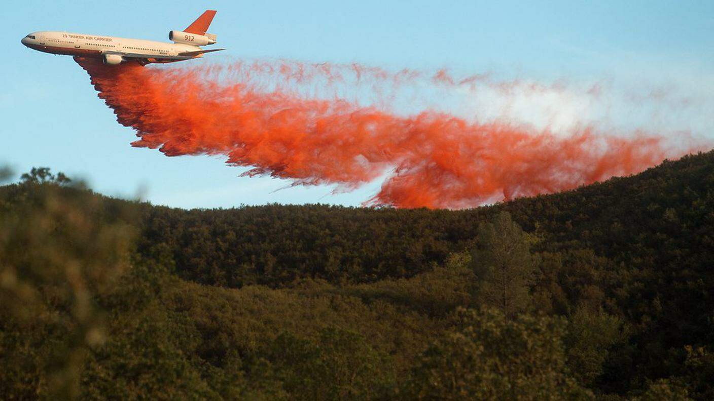 Un aereo cisterna tenta di arginare il propagarsi delle fiamme 