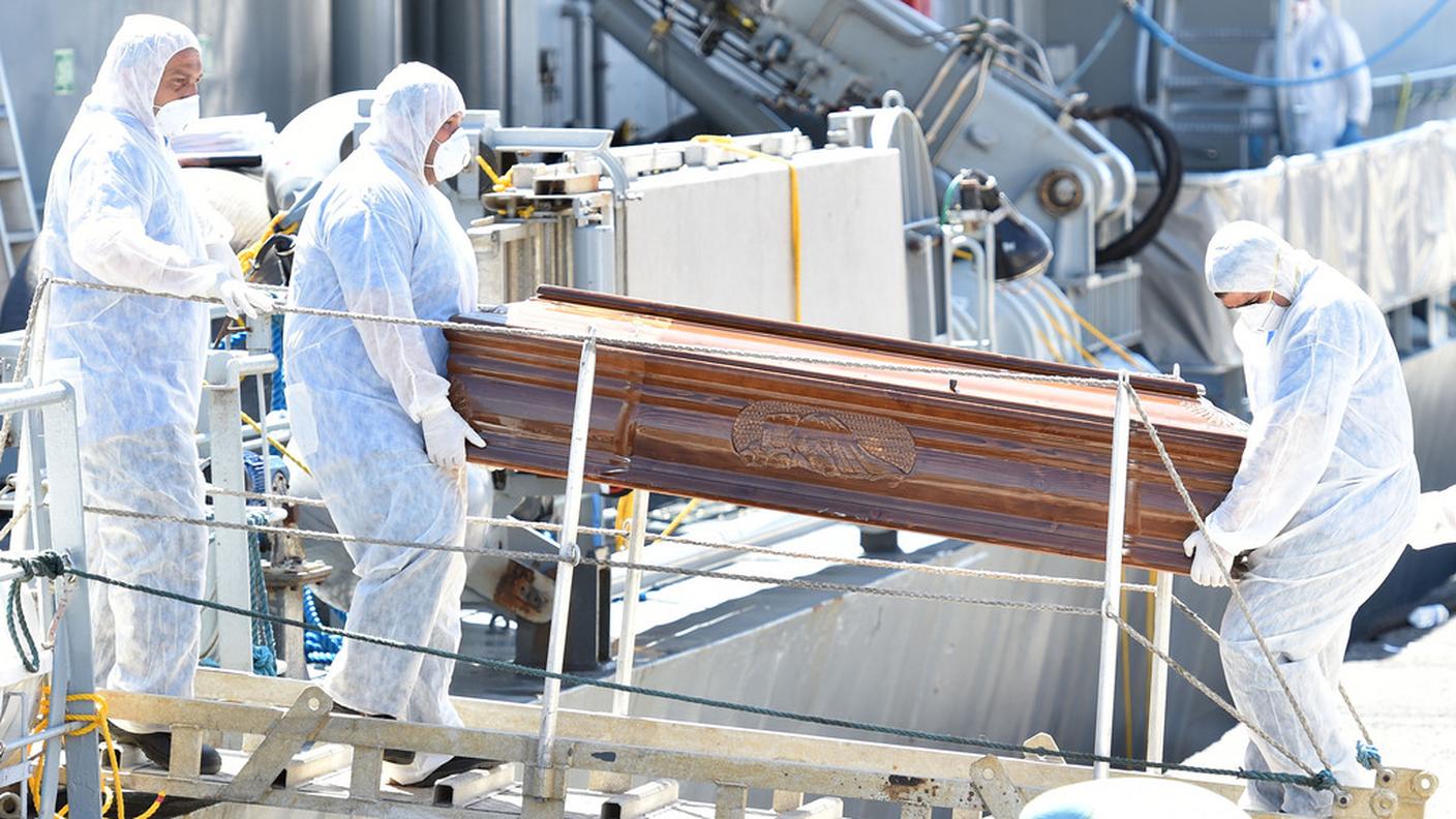 La barra di uno dei migranti morti durante la traversata viene sbarcata a Messina