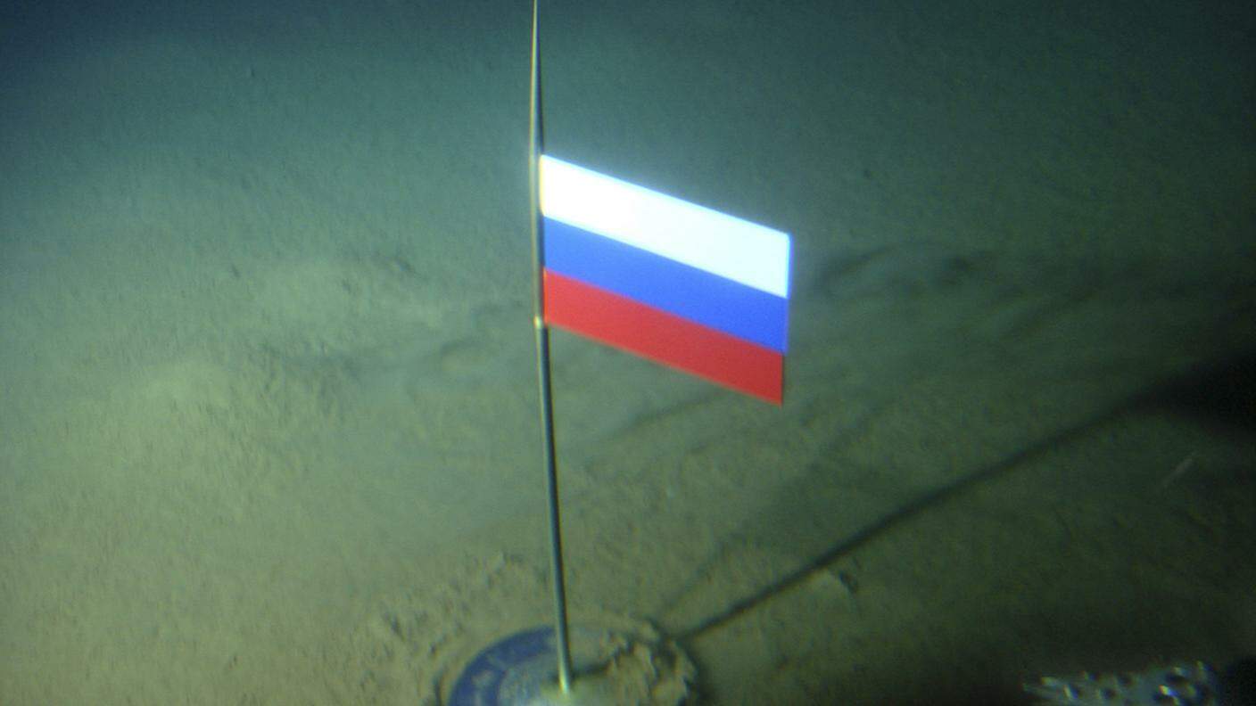 Il tricolore russo piantato a 4'000 metri di profondità sotto il Polo Nord