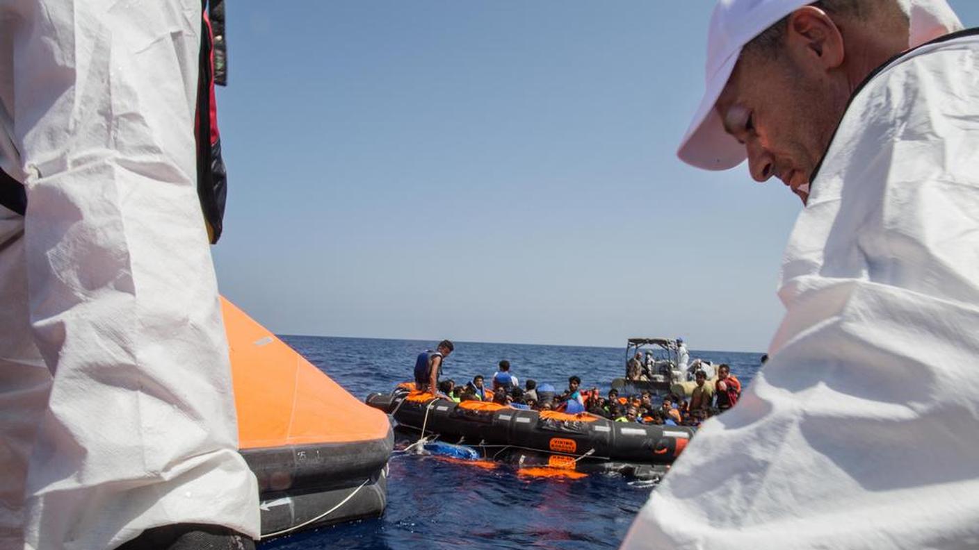 Un gommone stracarico di sopravvissuti