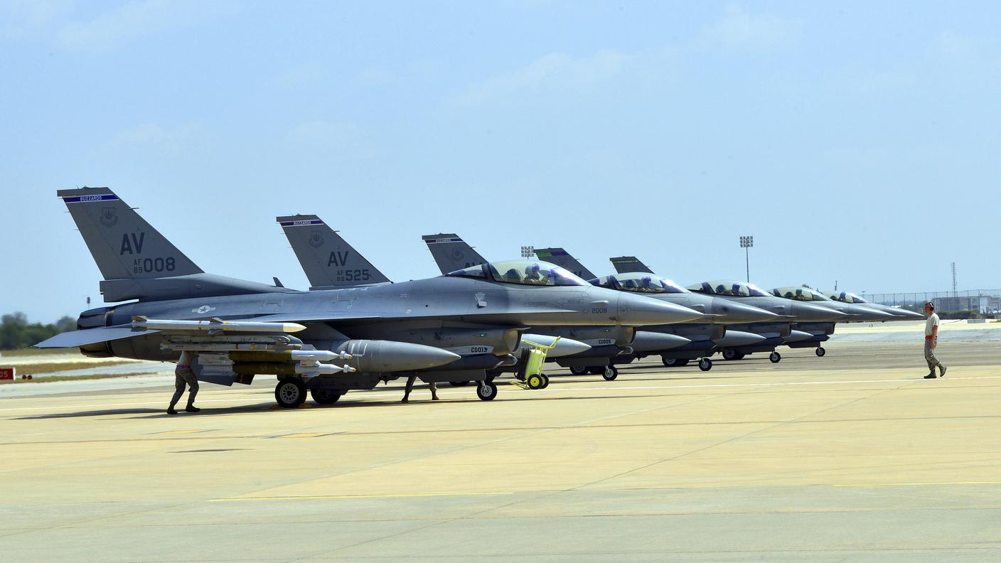 Oltre ai jet sono stati dispiegati anche 300 soldati statunitensi