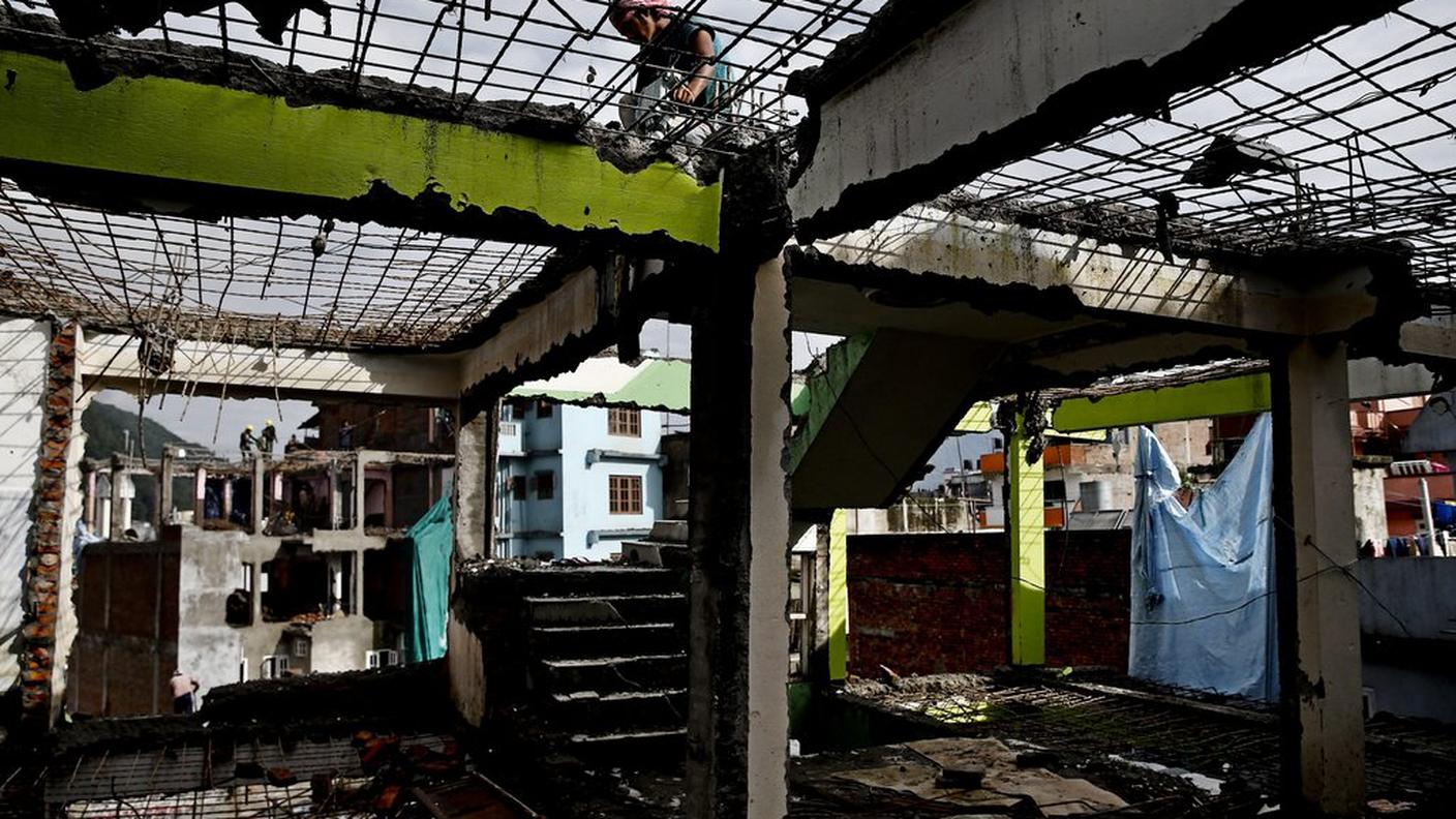 A Kathmandu e nel resto del Nepal prima di ricostruire bisogna demolire i ruderi lasciati dal terremoto di aprile
