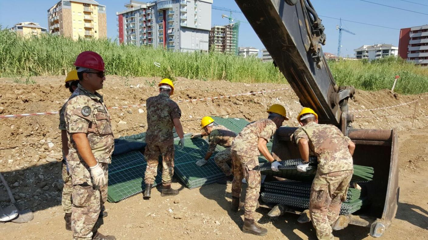Gli artificieri dell'esercito italiano al lavoro per la rimozione della bomba
