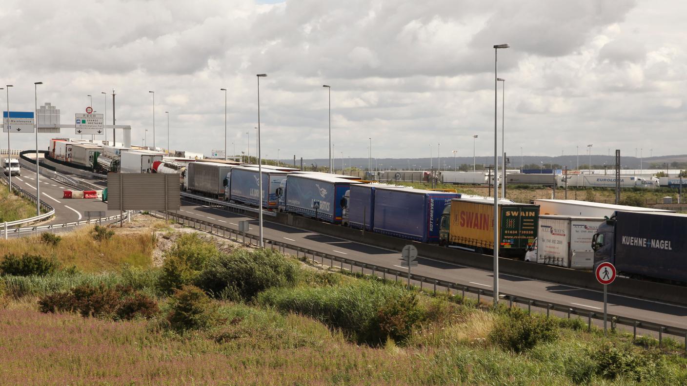 I controlli di sicurezza al terminal sono stati rafforzati: ogni giorno lunghe code di camion si formano all’entrata del tunnel, causando importanti ritardi