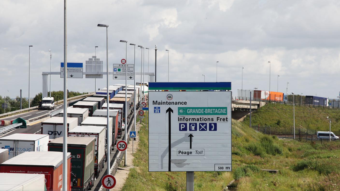 I controlli di sicurezza al terminal sono stati rafforzati: ogni giorno lunghe code di camion si formano all’entrata del tunnel, causando importanti ritardi