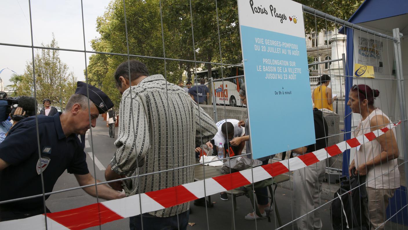 Uno dei checkpoint di accesso alla spiaggia sulla Senna