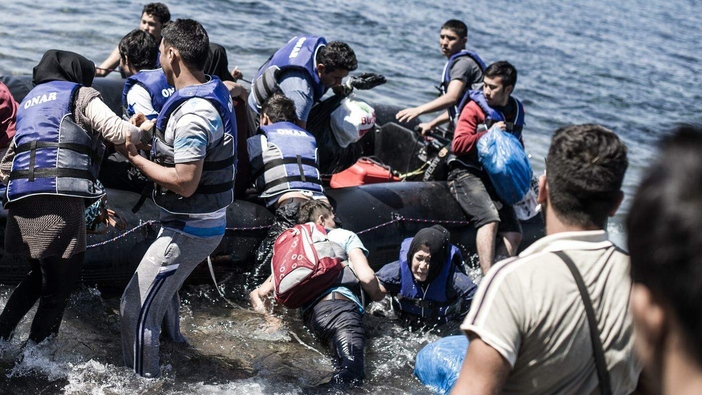 Ogni giorno, centinaia di persone in fuga dalla guerra o dalla miseria, percorrono a bordo di gommoni i 23 chilometri che separano la Turchia dall'isola Greca. Con il mare calmo, sbarcano anche mille persone al giorno. 