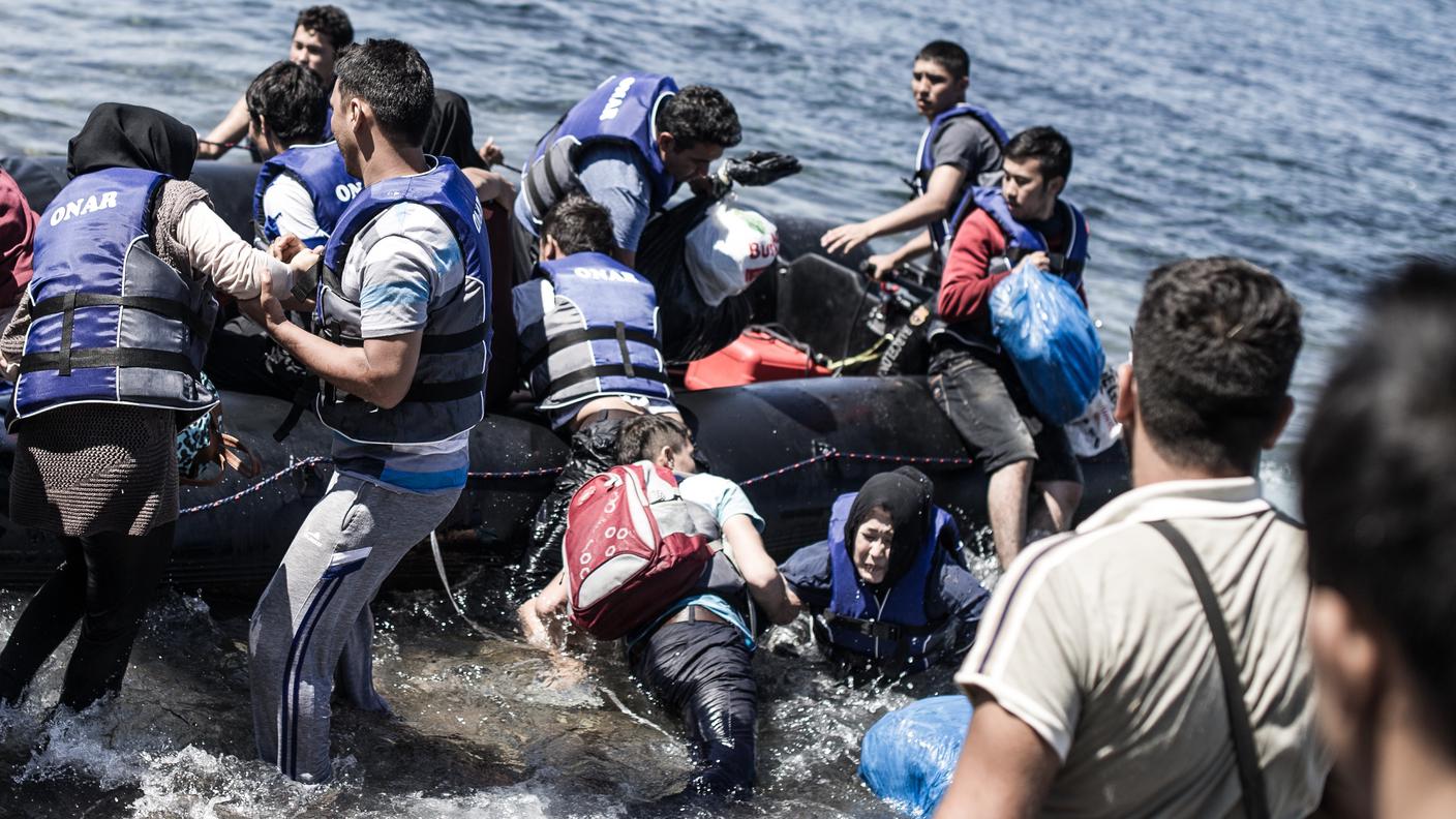 Ogni giorno, centinaia di persone in fuga dalla guerra o dalla miseria, percorrono a bordo di gommoni i 23 chilometri che separano la Turchia dall'isola Greca. Con il mare calmo, sbarcano anche mille persone al giorno. 