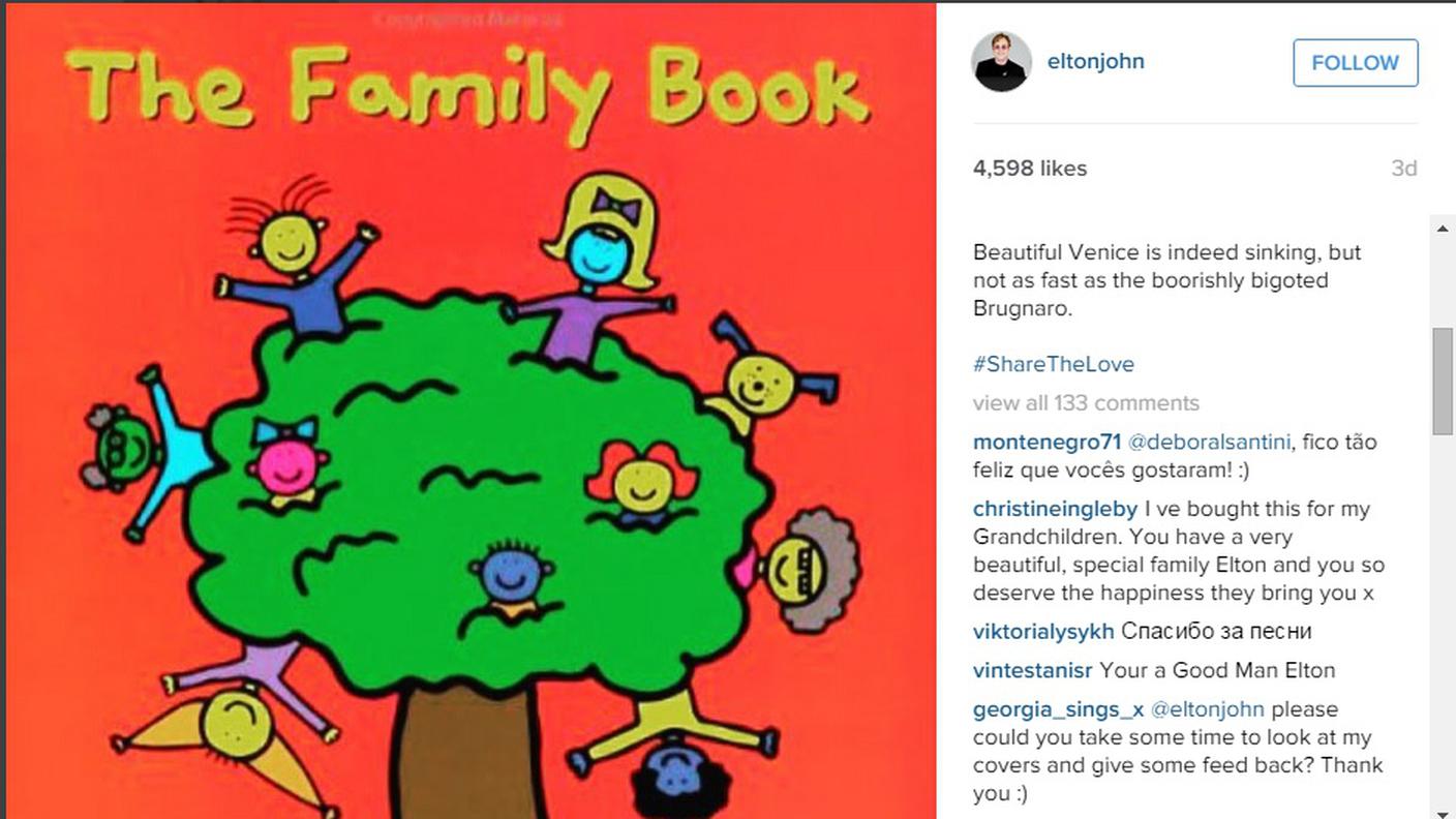 Il post Instagram di Elton John, in causa i libri scolastici ritirati