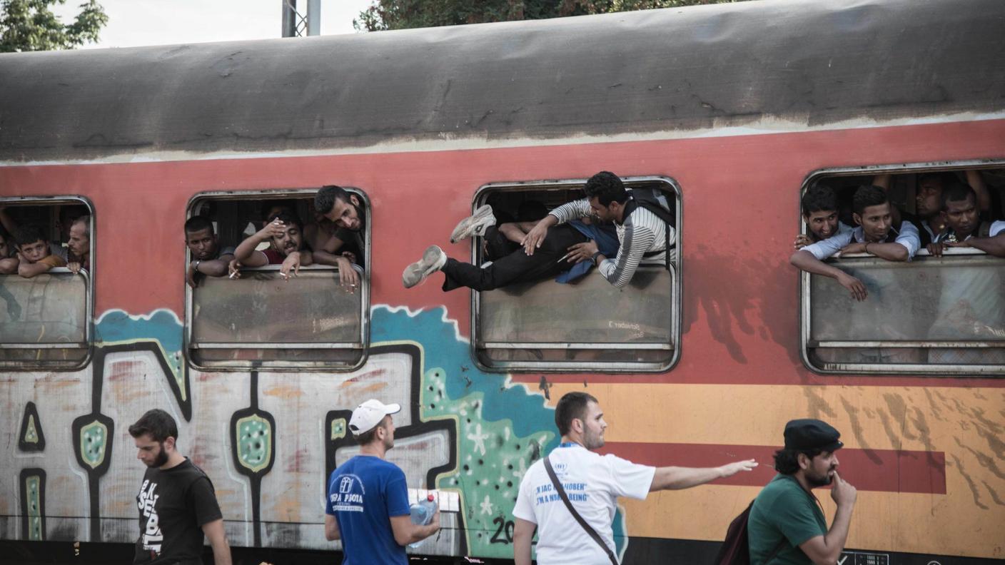 L'arrivo di un treno scatena l'assalto ai vagoni riservati ai migranti, che a volte sono soltanto due, un numero insufficiente per alleggerire la situazione a Gevgelija.