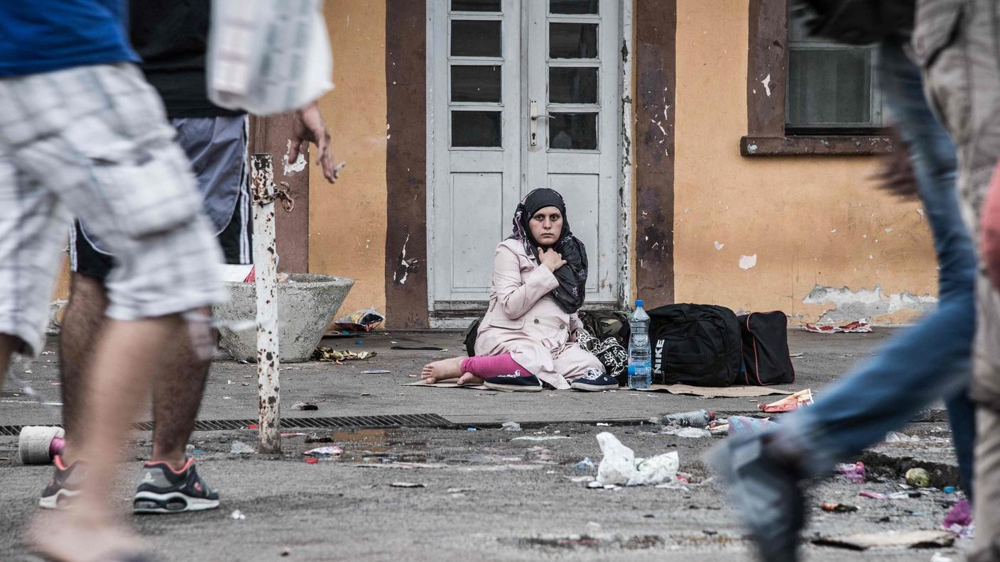 Donne e bambini vengono spesso respinti dai giovani, che spesso viaggiano da soli e riescono, con la forza, a garantirsi un posto a bordo di un vagone. 
