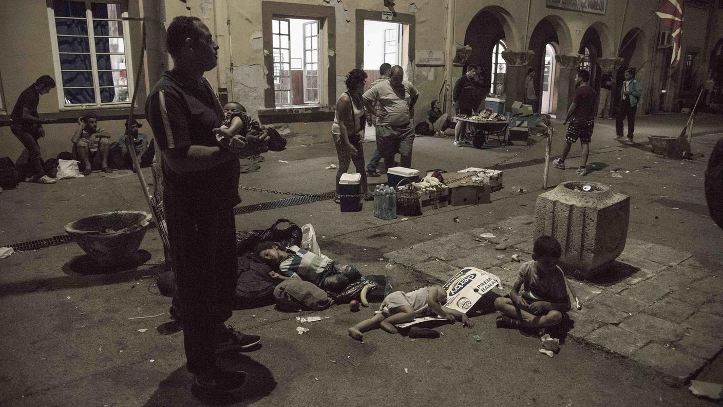 Chi non è riuscito a salire su un treno, si prepara a trascorrere la notte all'aperto. Nella stazione di Gevgelija è stato organizzato un piccolo ambulatorio. Per i migranti non esiste, altrimenti, nessuna altra forma di aiuto o di assistenza. 