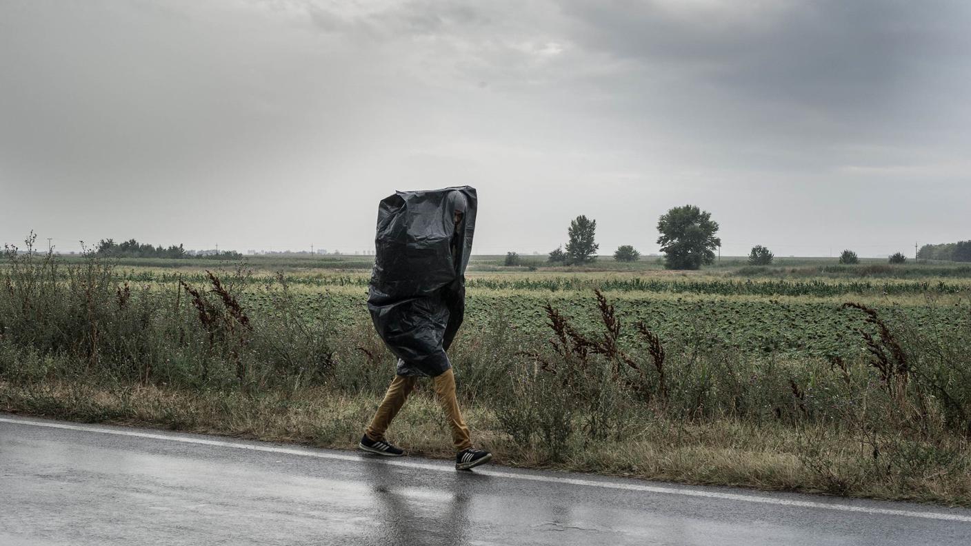 I migranti si spostano verso il nord della Serbia. Da qui tentano di attraversare il confine con l'Ungheria e l'Unione europea, come questo ragazzo africano, fotografato a Kanijza