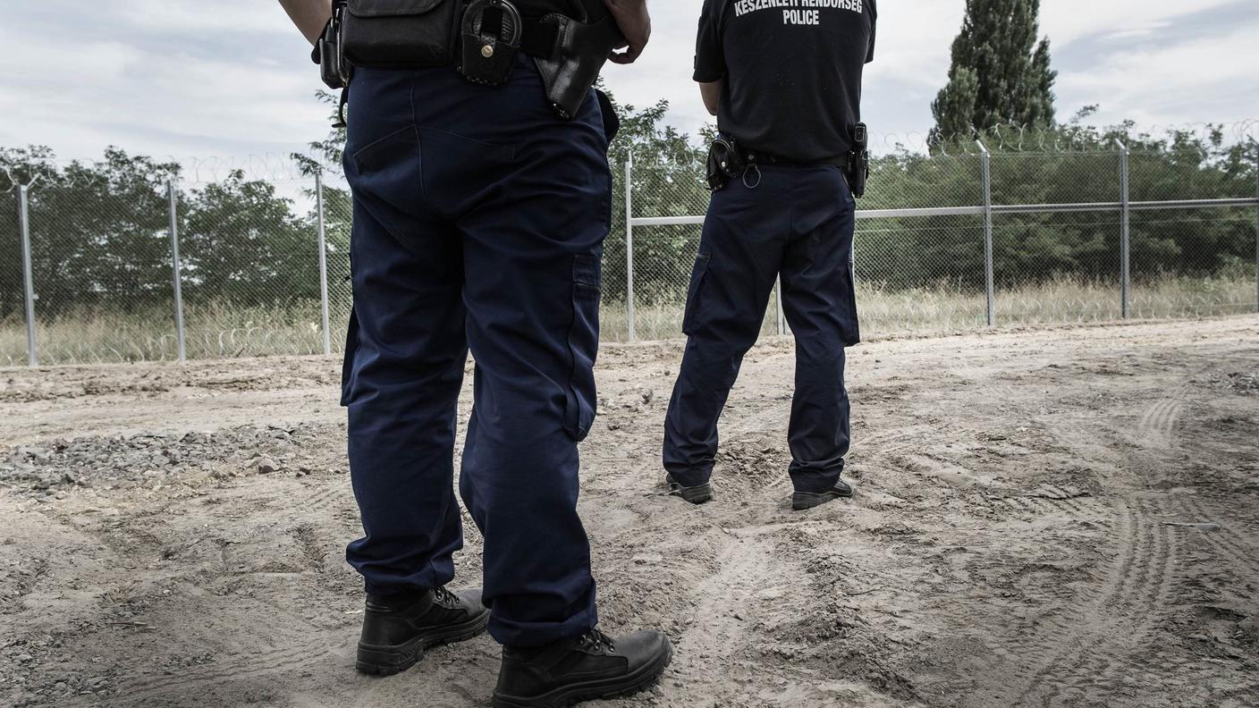 Le autorità ungheresi stanno costruendo un barriera in reticolato per rallentare l'afflusso di profughi. Polizia e guardie di confine arrestano molti migranti quando giungono in territorio ungherese.