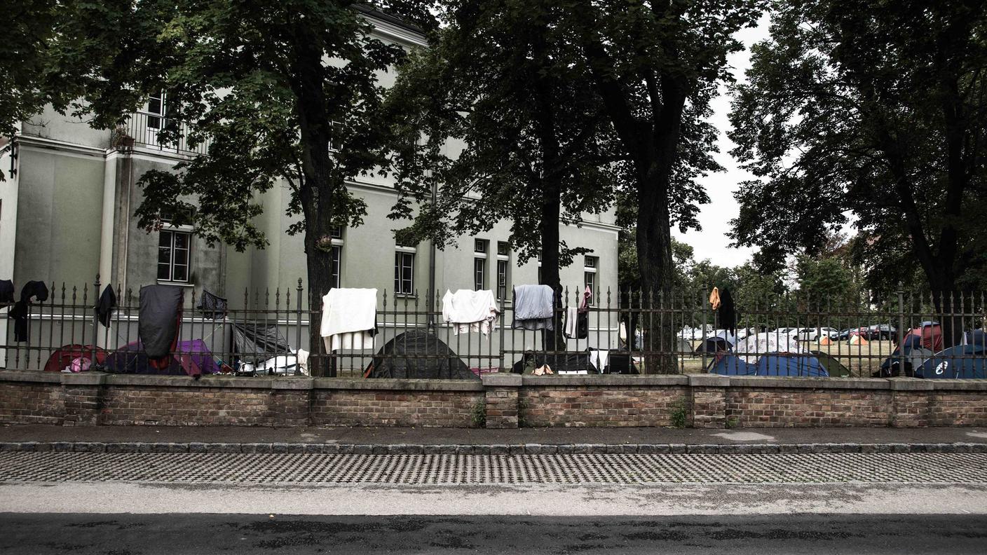 Da Vienna in poi non esistono più barriere. Per alcuni migranti, tuttavia, il viaggio termina nel centro di prima accoglienza di Traiskirchen, a 20 chilometri da Vienna. Amnesty International definisce “drammatica” la situazione all'interno del centro che ospita quattromila persone. 