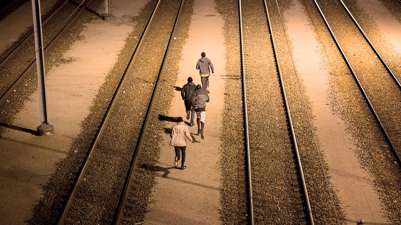 Migranti cercano di attraversare l'eurotunnel a Calais