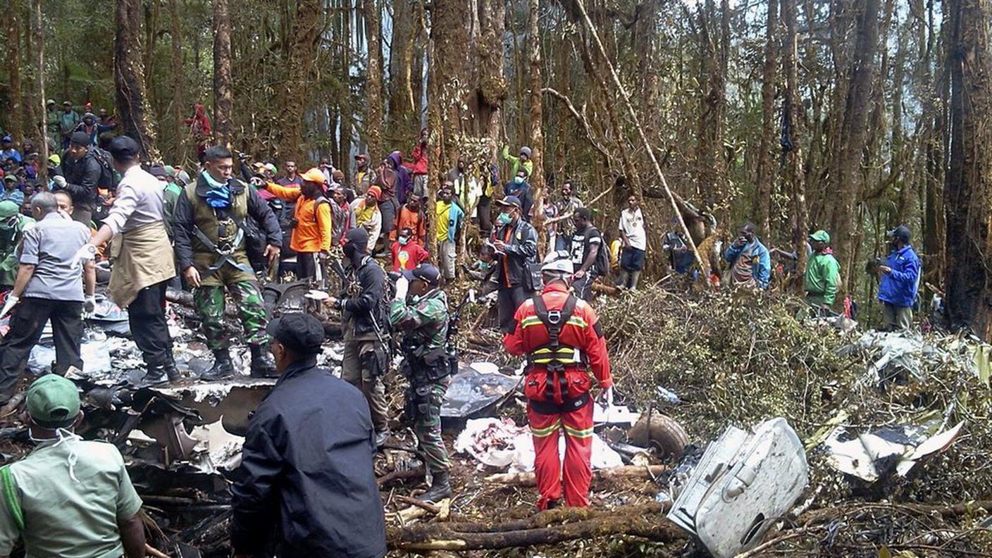 I soccorritori tra i resti del velivolo