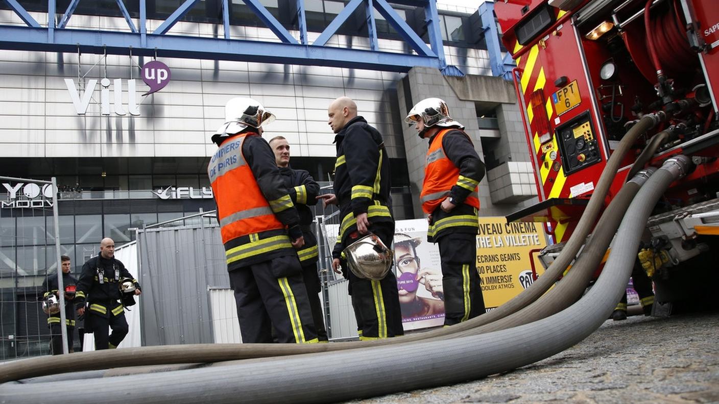 I vigili del fuoco intervenuti sul luogo dell'incendio, alla periferia di Parigi