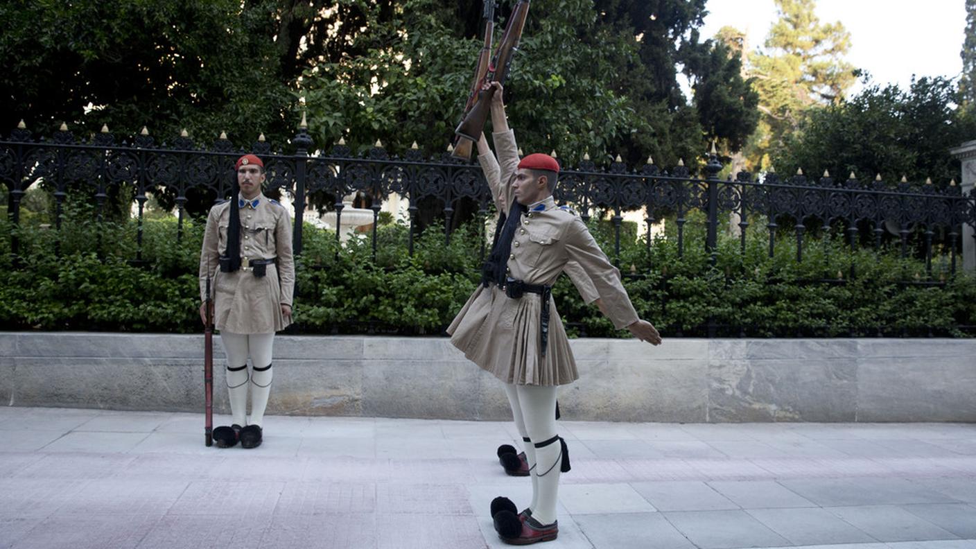 Cambio della guardia davanti al Palazzo presidenziale di Atene