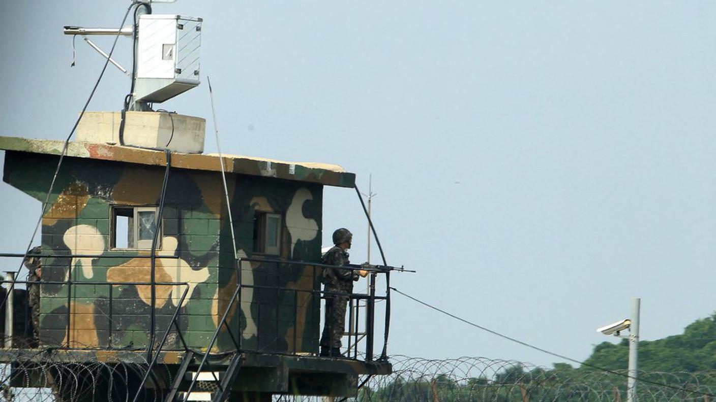 Un soldato sudcoreano di guardia lungo il confine