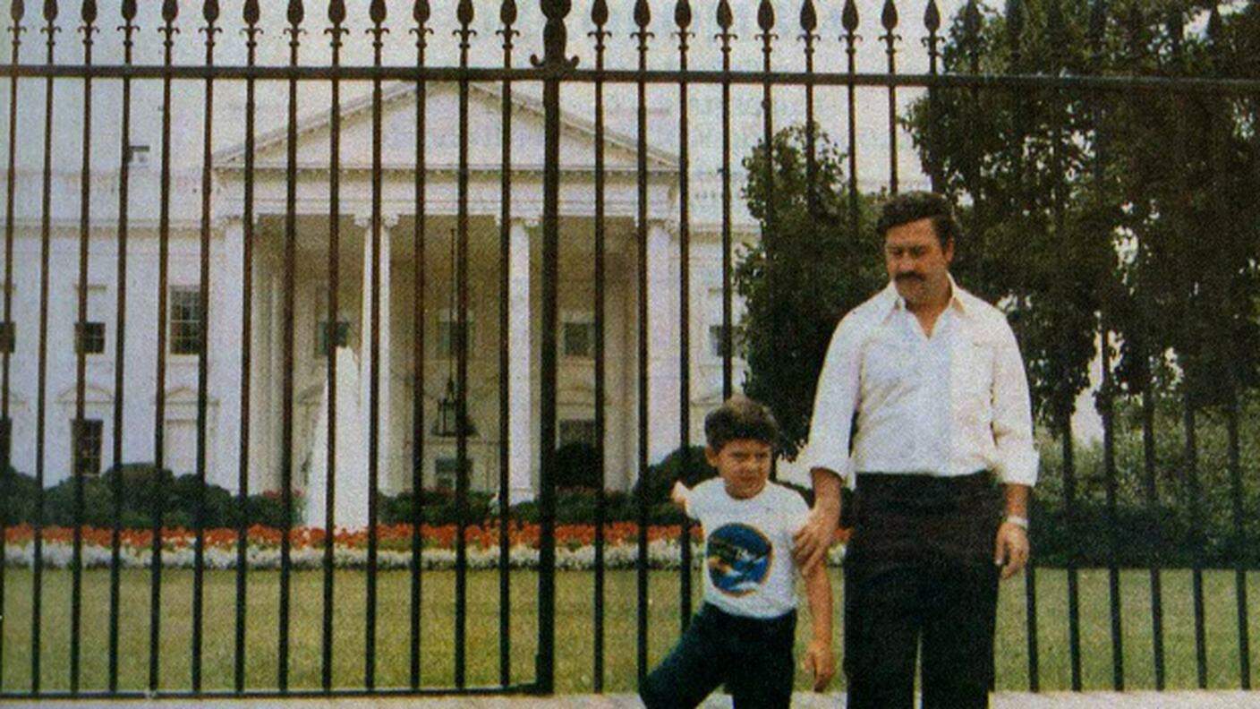 Pablo Escobar e il figlio davanti alla Casa Bianca