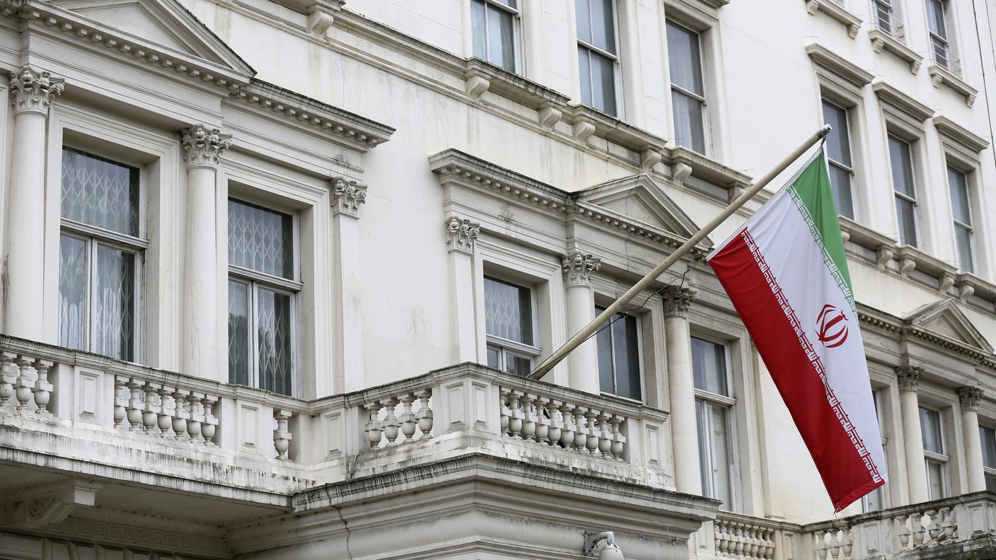 La bandiera iraniana a Londra