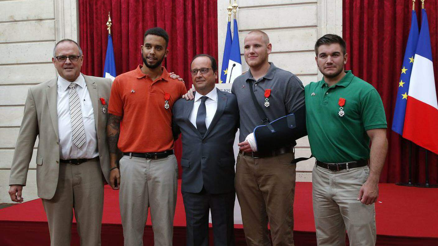 Il presidente francese fra (da sinistra) Chris Norman, Anthony Sadler, Spencer Stone e Alek Skarlatos   