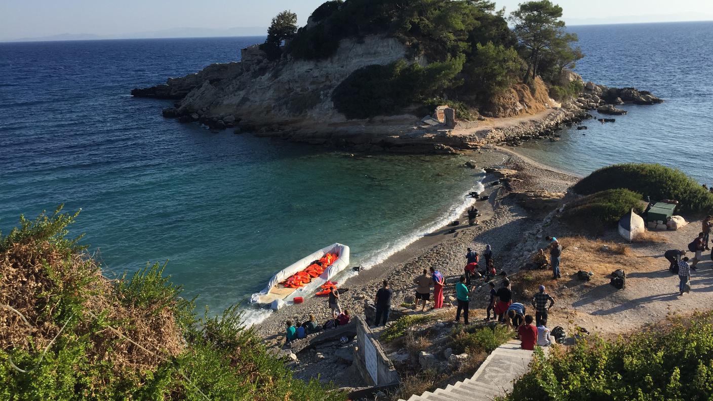 Samos. È mattina. Nuovi profughi sulla spiaggia