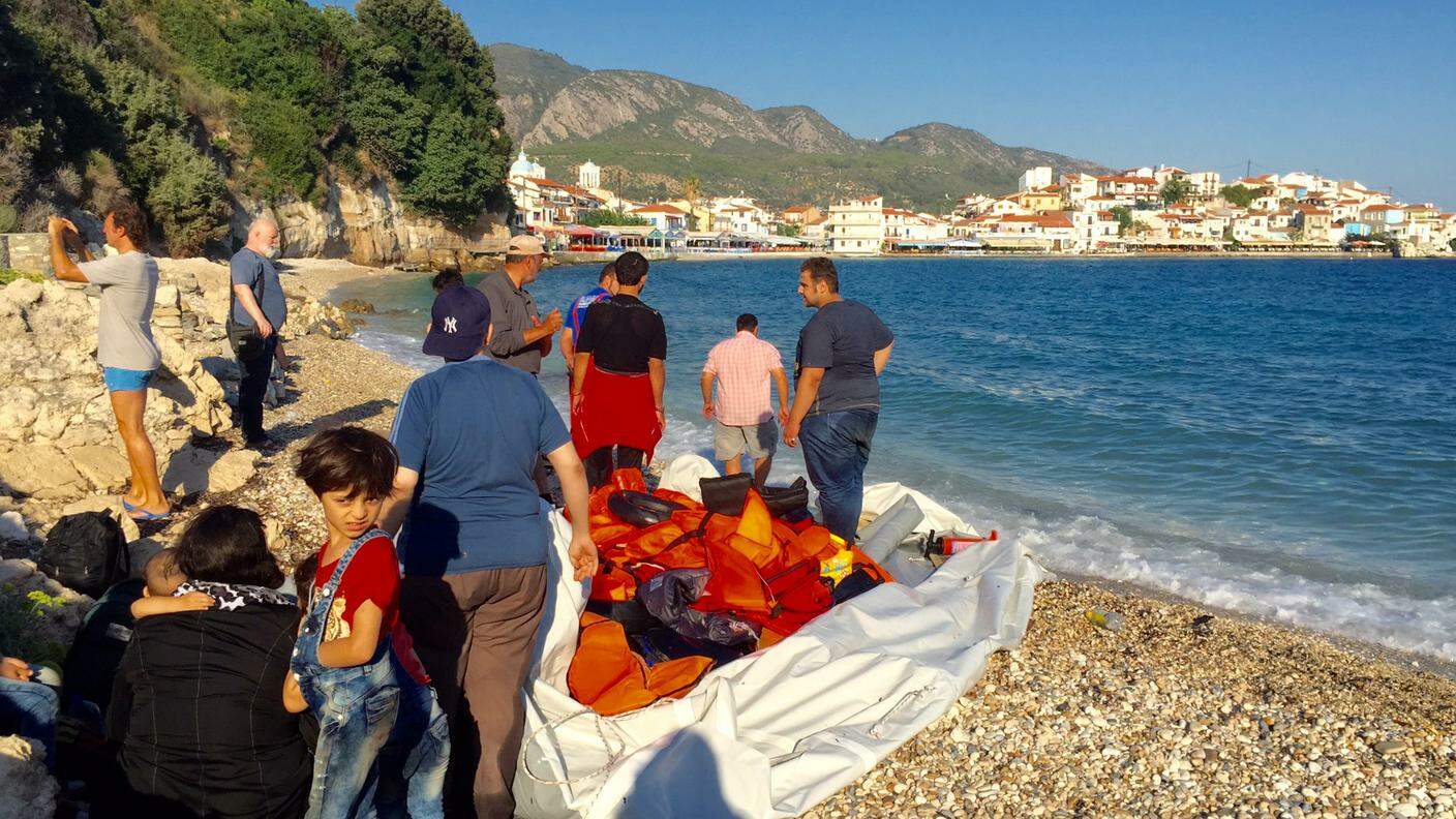 I turisti stanno lasciando Samos. I siriani in fuga continuano ad arrivare