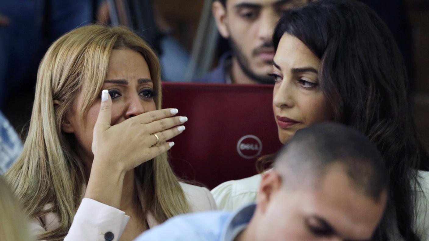 Amal Clooney con la moglie del giornalista egiziano-canadese Mohamed Fahmi 