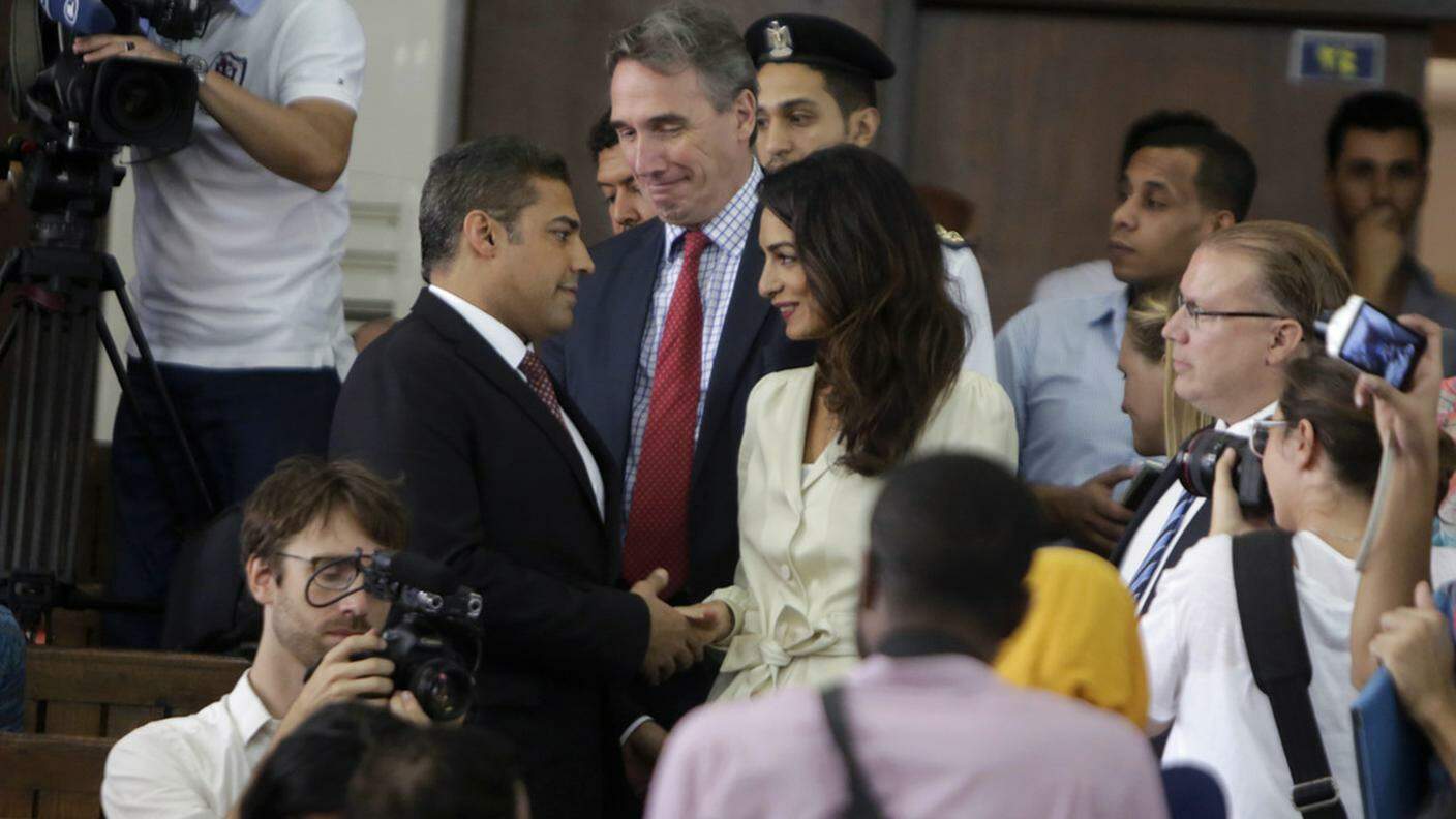 Mohamed Fahmi mentre stringe la mano ad Amal Clooney