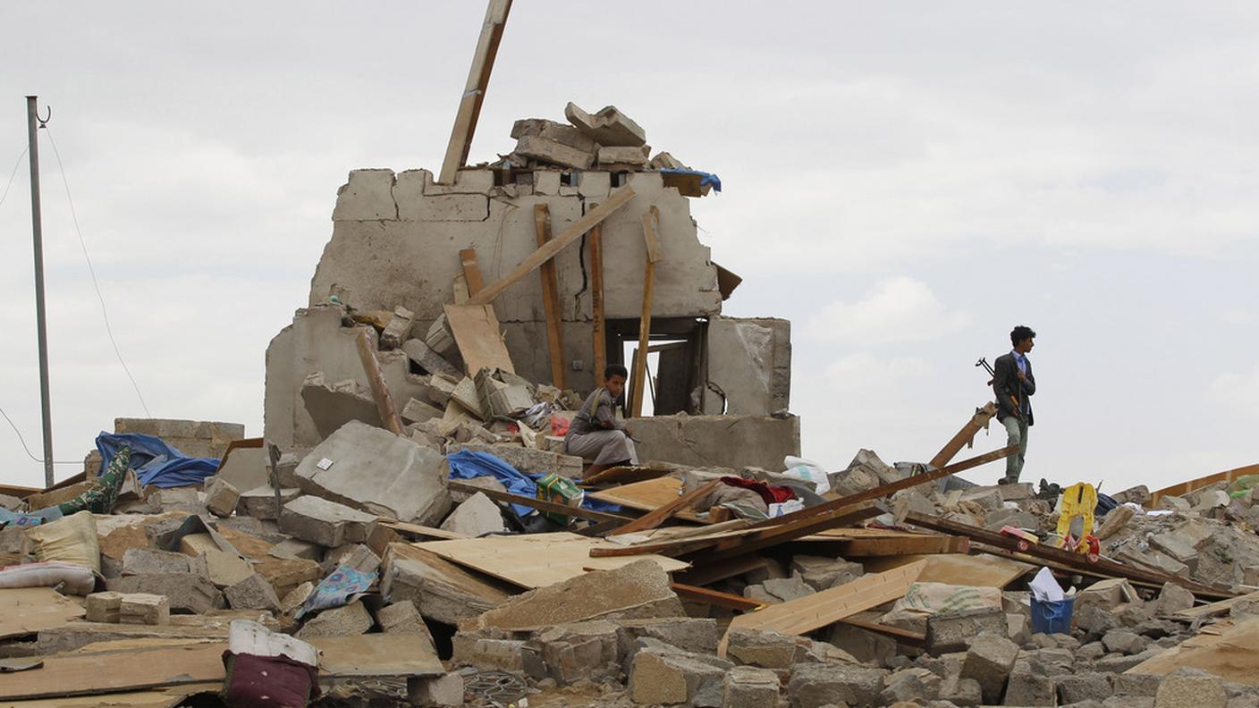 Distruzione dopo i raid aerei della coalizione anti houthi