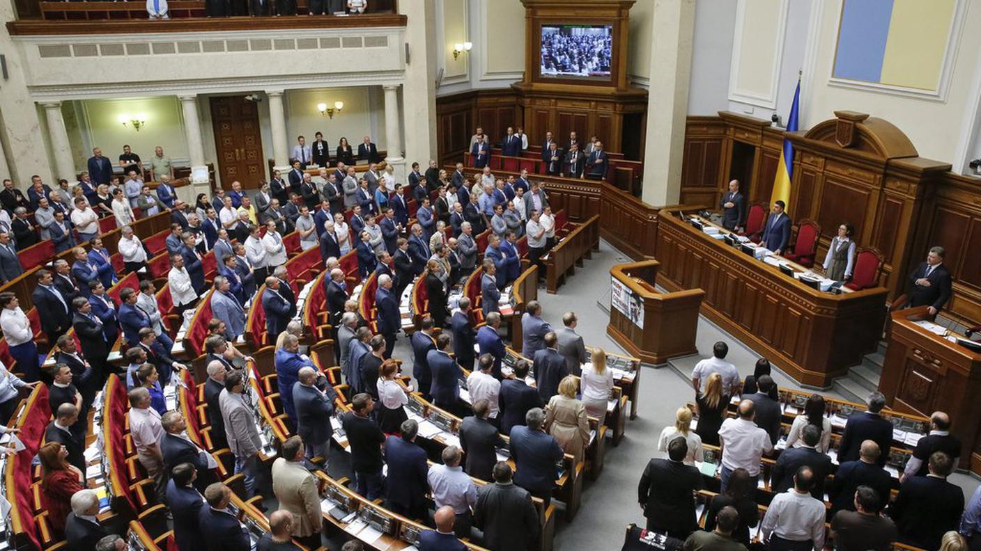 Il Parlamento ucraino ha dato il via libera alle modifiche costituzionali